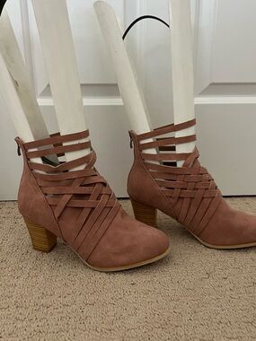 Spool 72 Mauve Strappy Suede Block Heel Ankle Boots